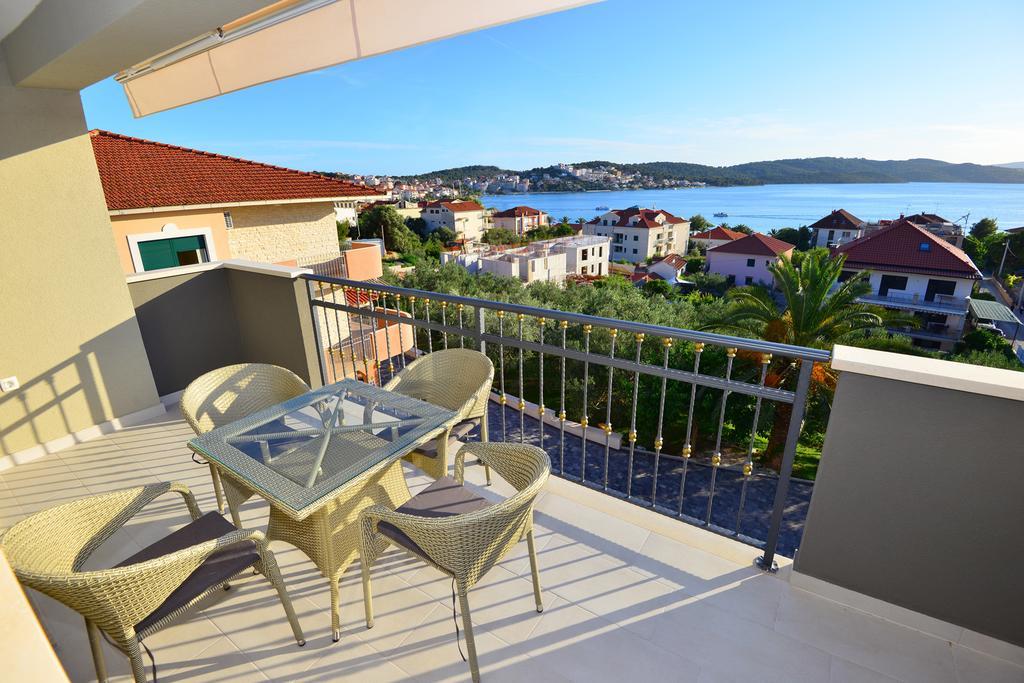 Apartments Villa Coratina โตรกีร์ ภายนอก รูปภาพ